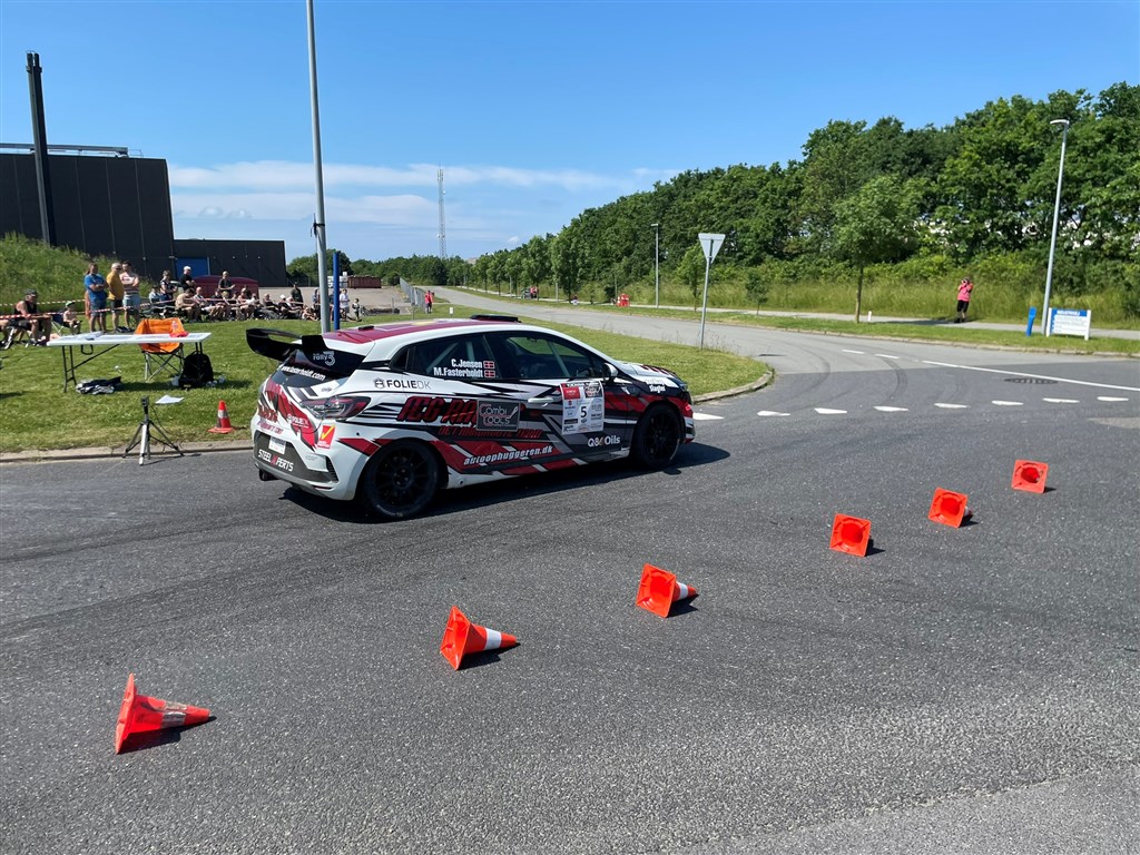 Lokale Carsten Jensen fra Tvis, er sammen med co-driver Michael Fasterholdt i en Renault Clio i front i kampen om årets DM i rally. 2. påskedag kan det DM-førende rallymandskab opleves på vejene i Vinderups industrikvarter.
(Foto: SOMS)